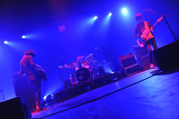 写真は本日6月24日に東京・SHIBUYA-AXで開催された「君との距離のはかりかた」ツアーファイナルでのplenty。(photo by 佐藤哲郎)