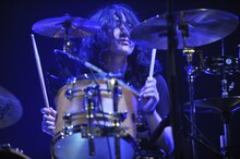 吉岡紘希（Dr）（photo by 佐藤哲郎）