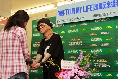 写真は握手会の模様。