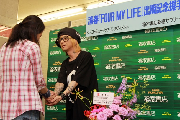 写真は握手会の模様。