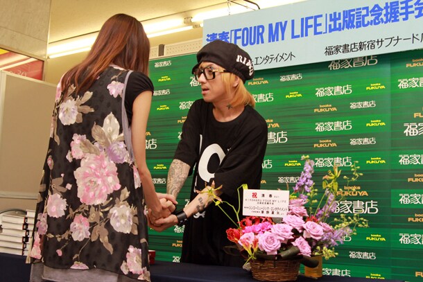 握手会でファンと会話する清春。