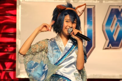 イメージカラーは黄色のしおりんだが、本日は「ソニック・ザ・ヘッジホッグ」に合わせた青い衣装と付け耳で登場。