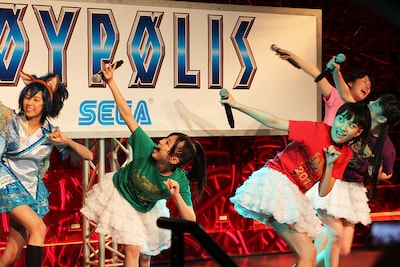 全力で歌とダンスを披露するももクロちゃん。