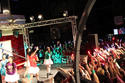 場内を埋め尽くしたももクロファンの熱い声援で東京ジョイポリスはものすごい熱気に包まれた。