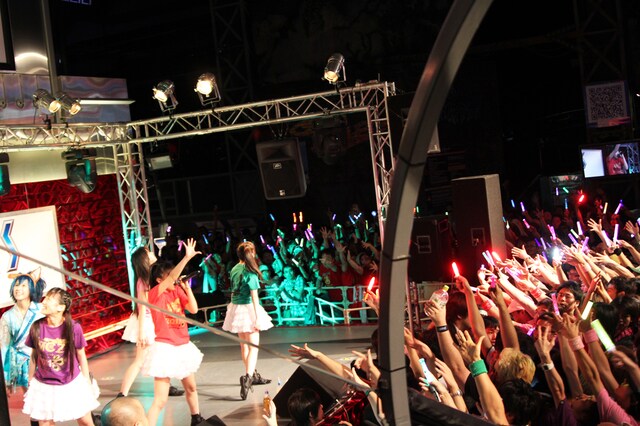 場内を埋め尽くしたももクロファンの熱い声援で東京ジョイポリスはものすごい熱気に包まれた。