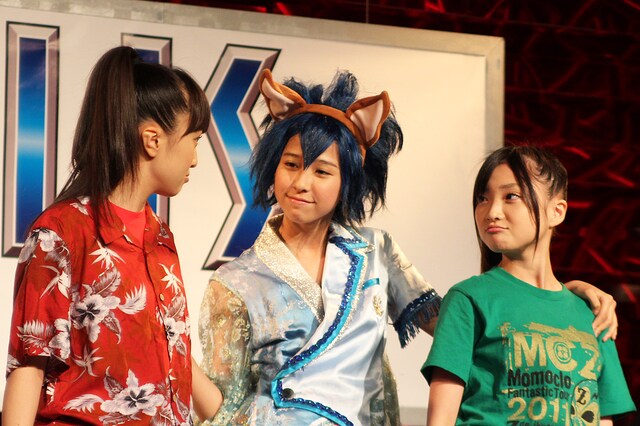 ソニックに扮したしおりん（写真中央）。