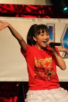 会場を囲む大勢のファンを見て笑顔が止まらない夏菜子。