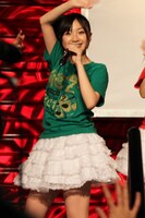 パワフルな歌とダンスでファンを魅了する小さな巨人、有安杏果。