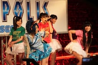 衣装が1人だけ浮いているソニック・ザ・しおりん（写真左から2番目）。