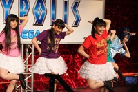 「Z」のポーズでグラつくソニック・ザ・しおりん（写真右端）。