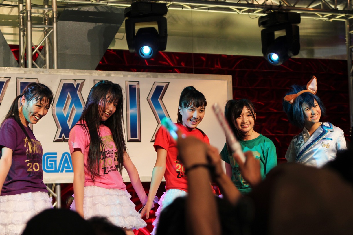 合計7曲を全力で披露し汗だくのももクロちゃん。このあとは大握手会へと移行した。