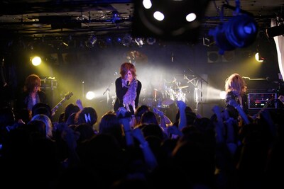 池袋BlackHoleで熱いパフォーマンスを披露するAdministrator。夏はライブツアー「stylish wave CIRCUIT'11 MAX」への出演が決定している。