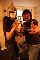 大阪公演を前に記念撮影するロビンマスクとガリガリガリクソン。