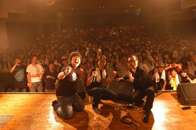 大阪のファンと記念撮影するミドリカワ書房（写真中央）、茂木淳一（写真右）、ガリガリガリクソン（写真左）。ファンが撮影した写真はブログなどで「ロングヘア書房（茶番）」と題して公開されるので、気になる人は検索してみよう。