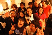 大阪公演終了後、記念撮影する出演者一同。