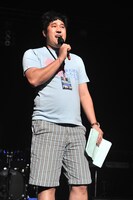 東京公演の前説担当、諸見里大介。