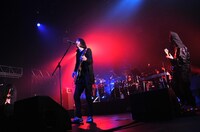 伸として梅雨（写真は東京公演の模様）