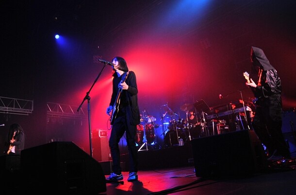 伸として梅雨（写真は東京公演の模様）