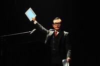 東京公演にて「ウィークエンドは生乾き」メール受け付け用のiPad 2を誇らしげに掲げる茂木淳一。