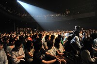 東京公演の「ウィークエンドは生乾き」で、フロアに降り立つ茂木淳一。