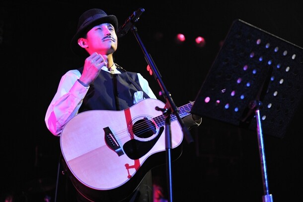 谷村伸一（写真は東京公演の模様）