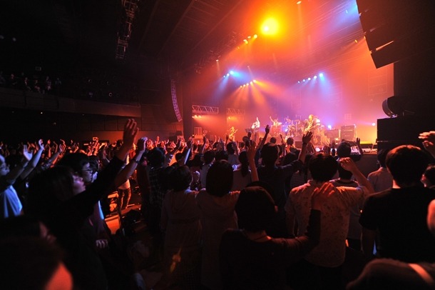 写真は東京公演の模様。