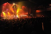 写真は東京公演の模様。