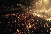 写真は東京公演の模様。