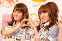 ハートマークを作ってアピールする大島優子（写真左）と高橋みなみ（写真右）。