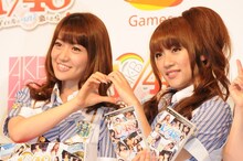 ハートマークを作ってアピールする大島優子（写真左）と高橋みなみ（写真右）。