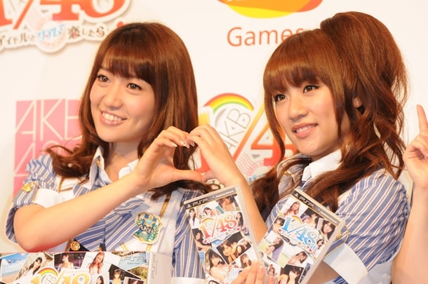 ハートマークを作ってアピールする大島優子（写真左）と高橋みなみ（写真右）。