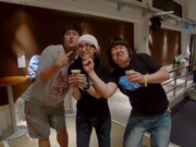 大阪公演後のミドリカワ書房（写真中央）と前説担当ガリガリガリクソン（写真右）、観客として訪れていた諸見里大介（写真左）。