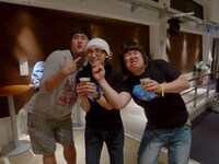 大阪公演後のミドリカワ書房（写真中央）と前説担当ガリガリガリクソン（写真右）、観客として訪れていた諸見里大介（写真左）。