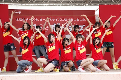 ライブパフォーマンスを披露するSKE48。