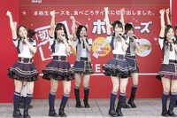 ライブパフォーマンスを披露するSKE48。