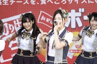 松井珠理奈（写真中央）