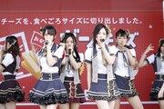 ライブパフォーマンスを披露するSKE48。