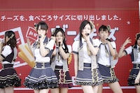 ライブパフォーマンスを披露するSKE48。