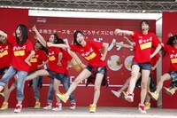 ライブパフォーマンスを披露するSKE48。