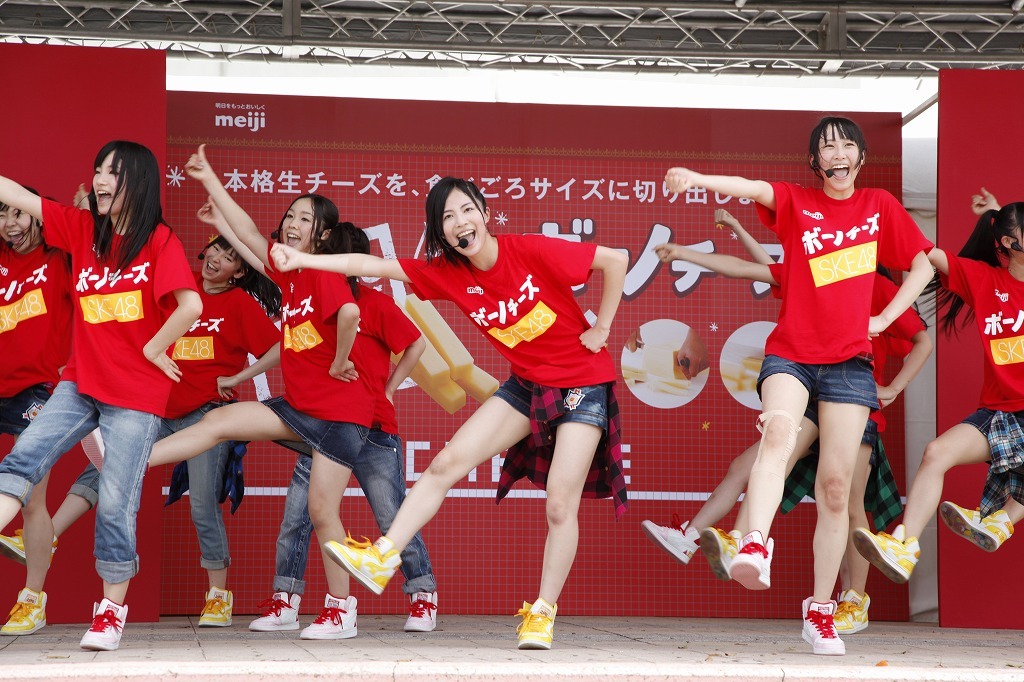 ライブパフォーマンスを披露するSKE48。