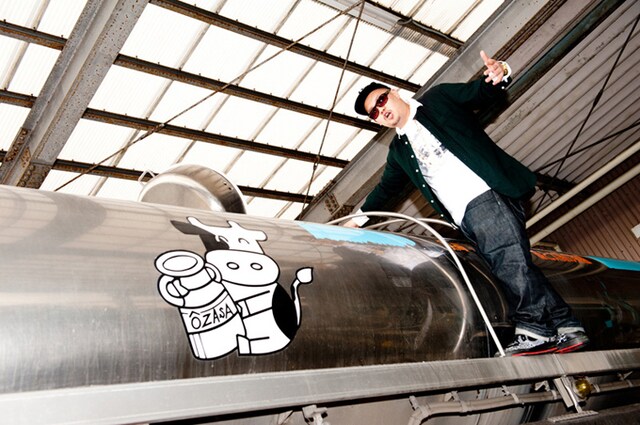 自慢のタンクローリーによじ登るShibori。