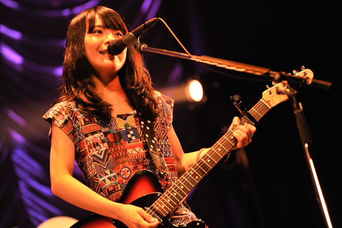 橋本絵莉子（G, Vo）