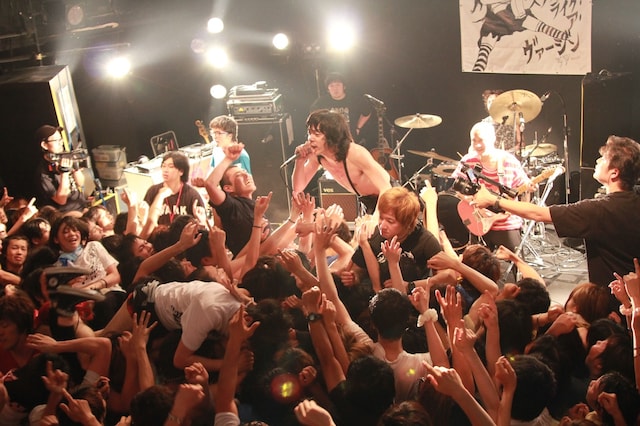 激しいライブパフォーマンスで水戸ライトハウスの観客を沸かせる銀杏BOYZ。