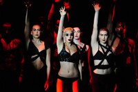 イベント開催までの期間に視聴者から寄せられた募金と、当日会場で集まった募金などは、日本赤十字社を通じて被災地へ寄付される（写真中央はLADY GAGA）。（写真提供：MTV JAPAN）