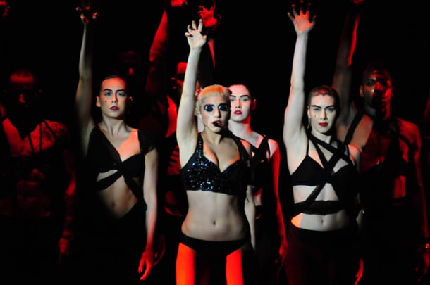 イベント開催までの期間に視聴者から寄せられた募金と、当日会場で集まった募金などは、日本赤十字社を通じて被災地へ寄付される（写真中央はLADY GAGA）。（写真提供：MTV JAPAN）