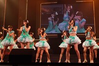 「パレオはエメラルド」を披露するSKE48選抜メンバー。 (C)AKS/PYP