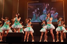 「パレオはエメラルド」を披露するSKE48選抜メンバー。 (C)AKS/PYP
