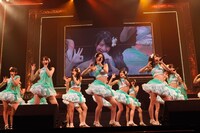「パレオはエメラルド」を披露するSKE48選抜メンバー。 (C)AKS/PYP