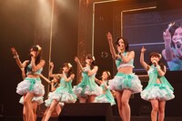 「パレオはエメラルド」を披露するSKE48選抜メンバー。 (C)AKS/PYP