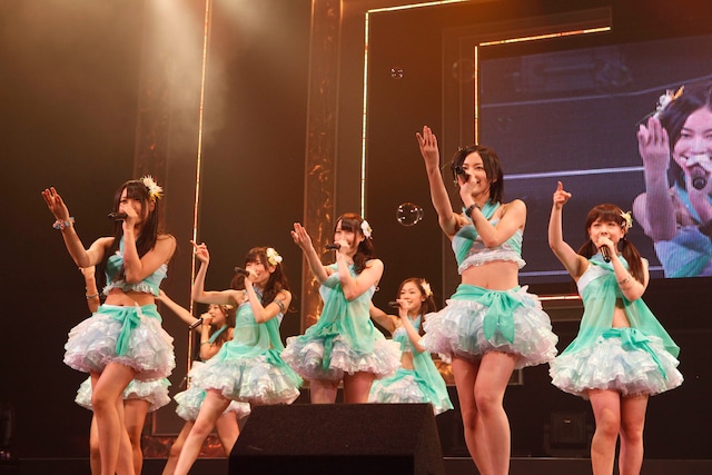 「パレオはエメラルド」を披露するSKE48選抜メンバー。 (C)AKS/PYP